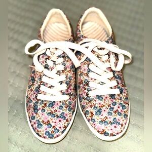 Taos Star Sneaker (Women) - Mauve Floral Multi. Size 7.  VGUC